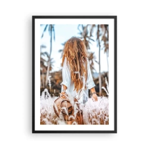 Plakat w czarnej ramie - Kobieta w białej koszuli spacerująca wśród palm - 50x70cm - Zrodzona z puchu traw - Nowoczesna dekoracja ścienna do salonu i sypialni ARTTOR