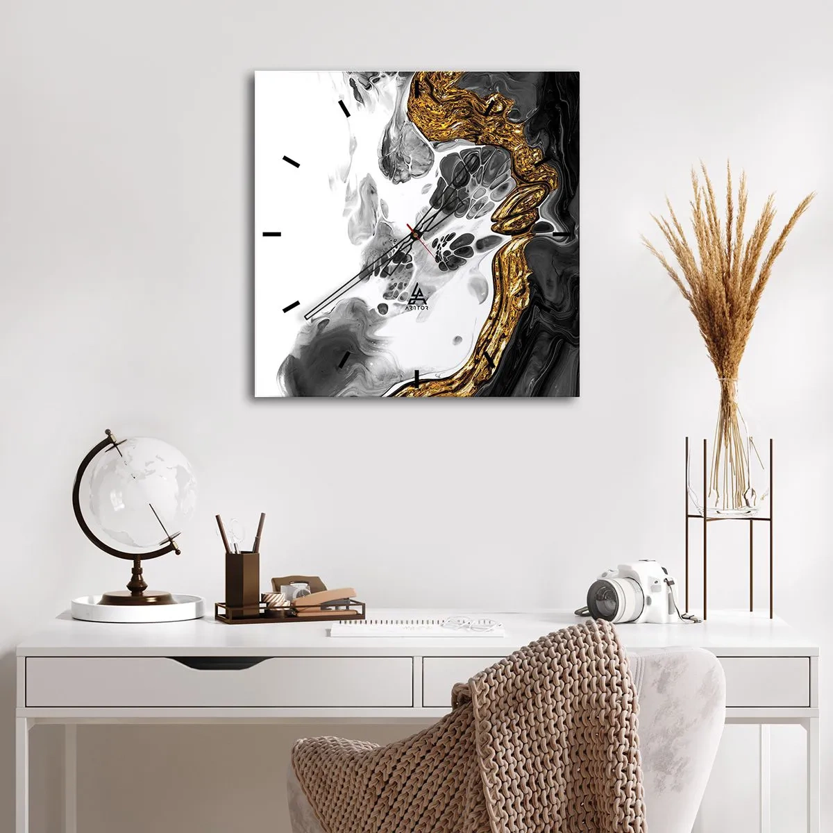 Zegar ścienny - Abstrakcyjna kompozycja z akcentami złota i czerni - 30x30cm - Kompozycja organiczna - Nowoczesna dekoracja ścienna do salonu i sypialni ARTTOR