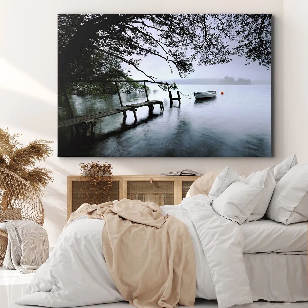 Obraz na płótnie - Pomost nad wodą z łodzią w tle otoczoną mglistym krajobrazem - 70x50cm - Już odpoczywasz - Nowoczesna dekoracja ścienna do salonu i sypialni ARTTOR