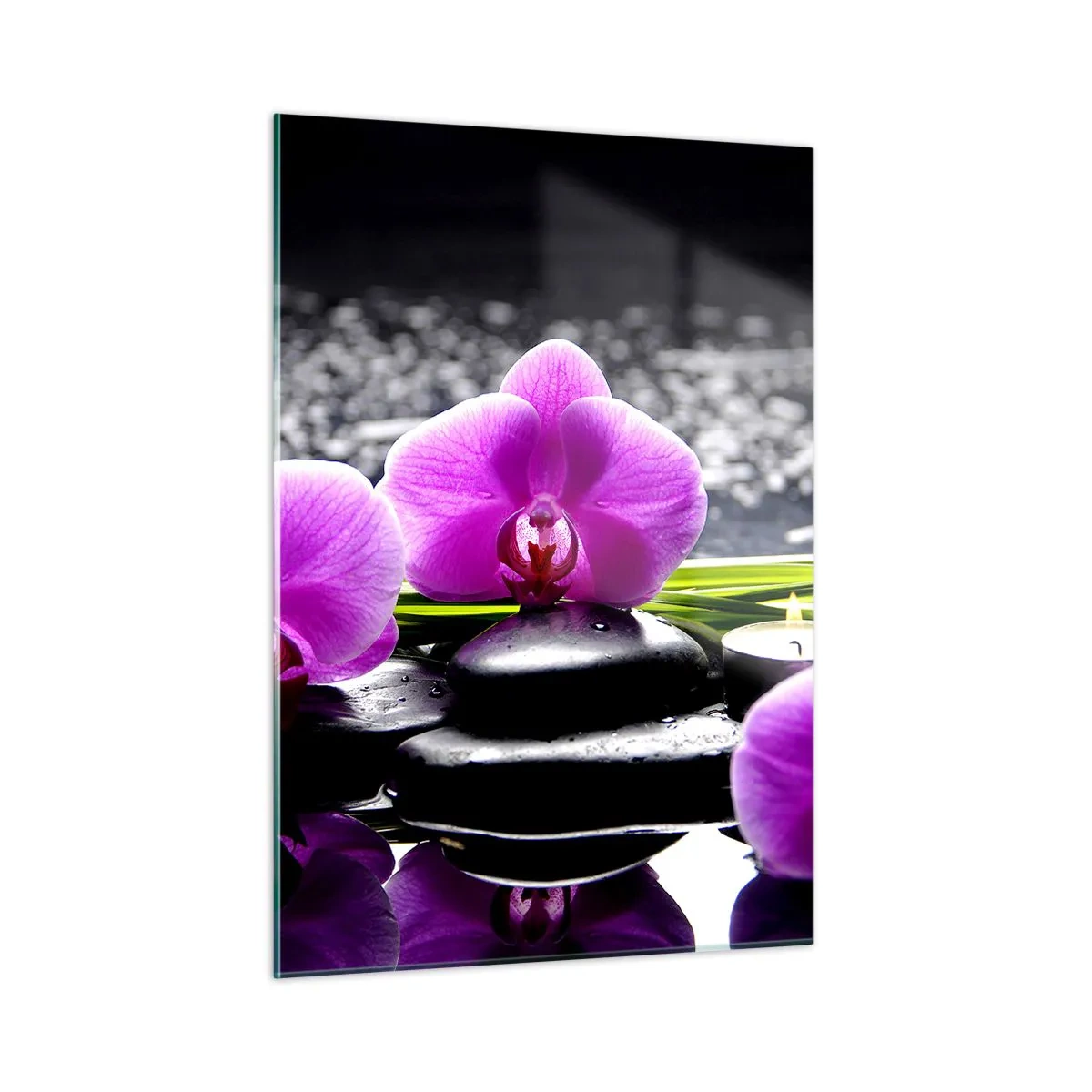 Obraz na szkle - Fioletowe orchidee z kamieniami i świeczkami na tle wody - 50x70cm - Utonąć w ciszy i spokoju - Nowoczesna dekoracja ścienna do salonu, kuchni i sypialni ARTTOR