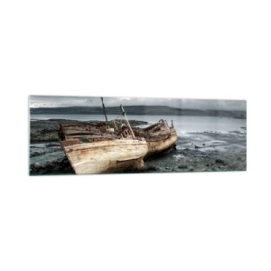 Obraz na szkle - Opuszczone łodzie na brzegu w deszczowej scenerii - 160x50cm - "Na znak spełnionych godnie trudów" - Nowoczesna dekoracja ścienna do salonu i sypialni ARTTOR