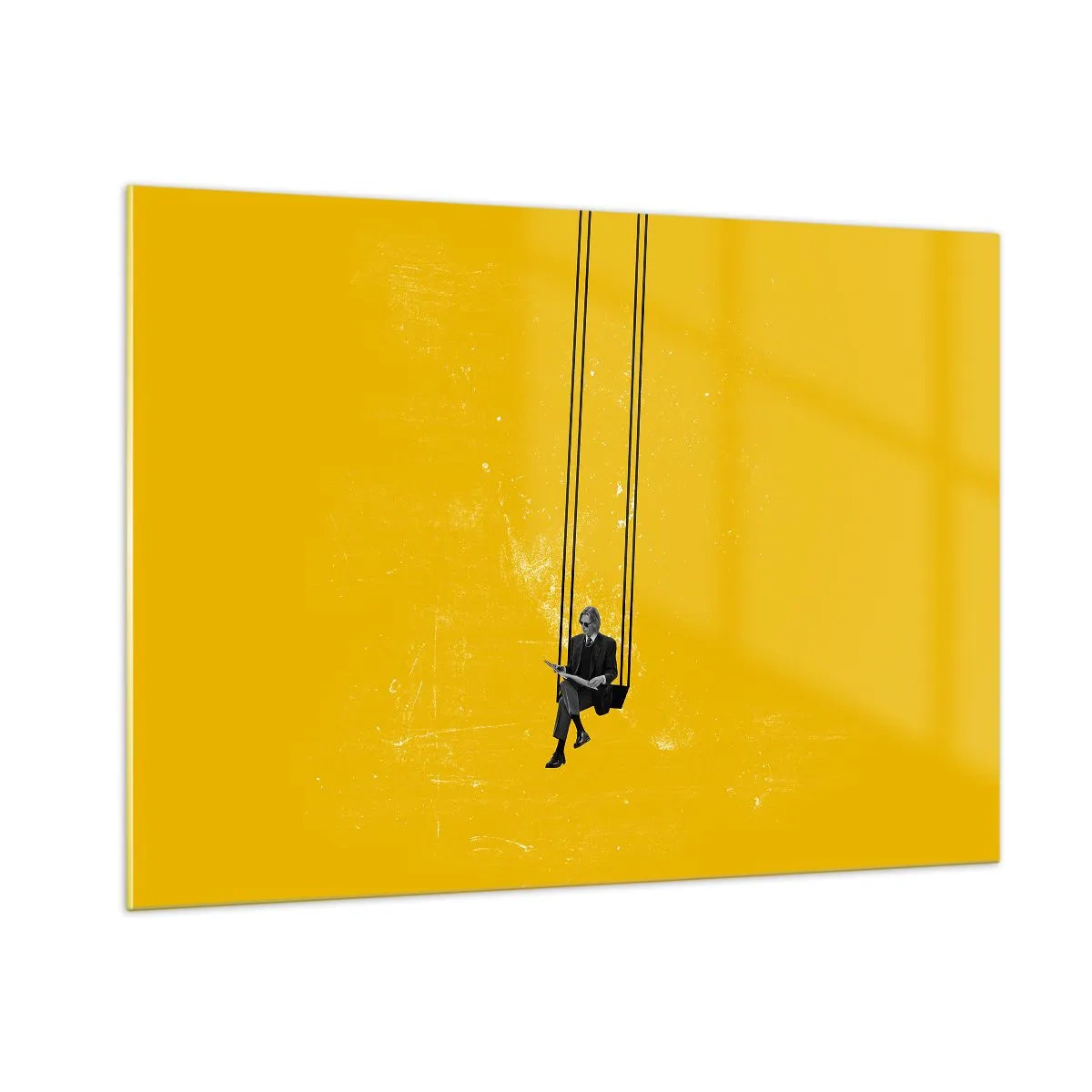Obraz na szkle - Postać na huśtawce zawieszonej na żółtym tle - 100x70cm - Dzień jak co dzień - Nowoczesna dekoracja ścienna do salonu, kuchni i sypialni ARTTOR