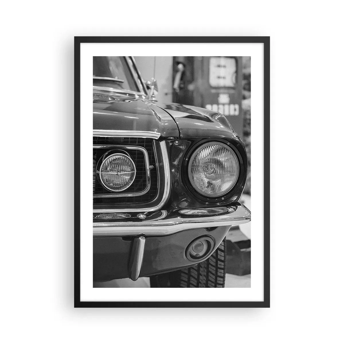 Plakat w czarnej ramie - Czarno-biały zbliżenie przodu klasycznego samochodu - 50x70cm - Ostra jazda - Nowoczesna dekoracja ścienna do salonu i sypialni ARTTOR