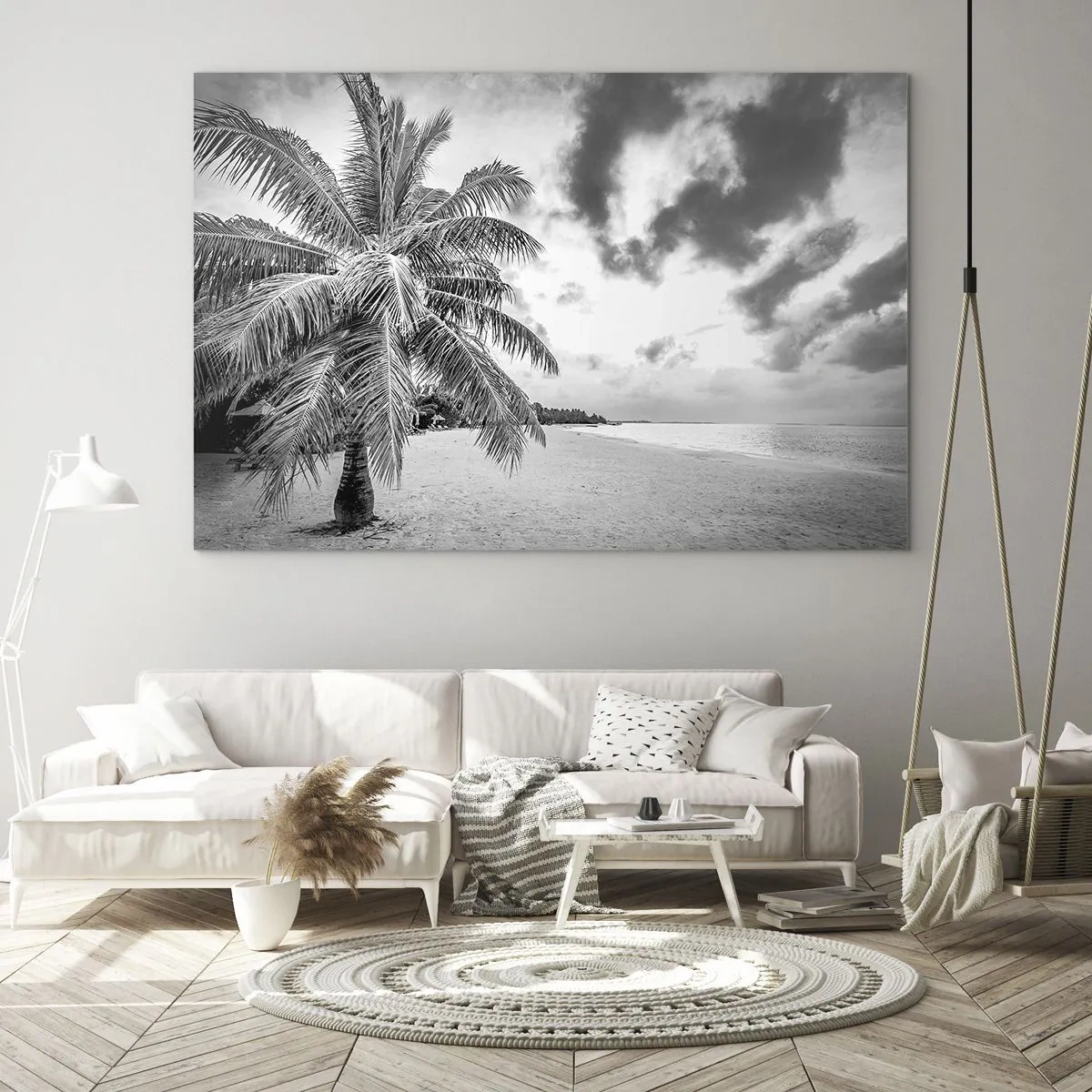 Obraz na szkle - Czarno-biała palma na pustej plaży o zachmurzonym niebie - 70x50cm - Gdy tęsknisz do samotności… - Nowoczesna dekoracja ścienna do salonu i sypialni ARTTOR