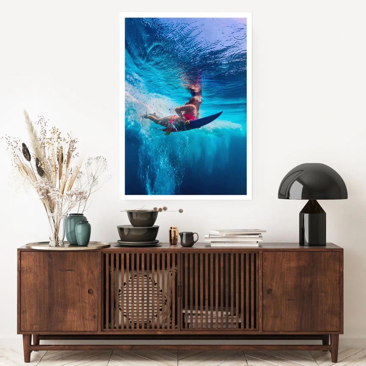 Plakat - Surferka zanurzona w turkusowej głębi oceanu - 50x70cm - Głębia radości - Nowoczesna dekoracja ścienna do salonu, kuchni i sypialni ARTTOR