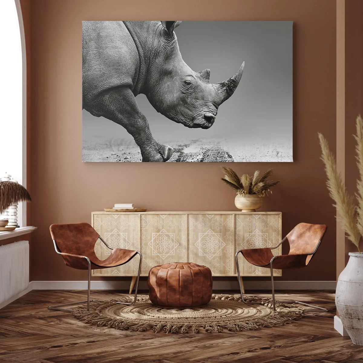 Obraz na płótnie - Portret nosorożca na tle szarej pustyni - 70x50cm - Niepowstrzymana siła - Nowoczesna dekoracja ścienna do salonu i sypialni ARTTOR