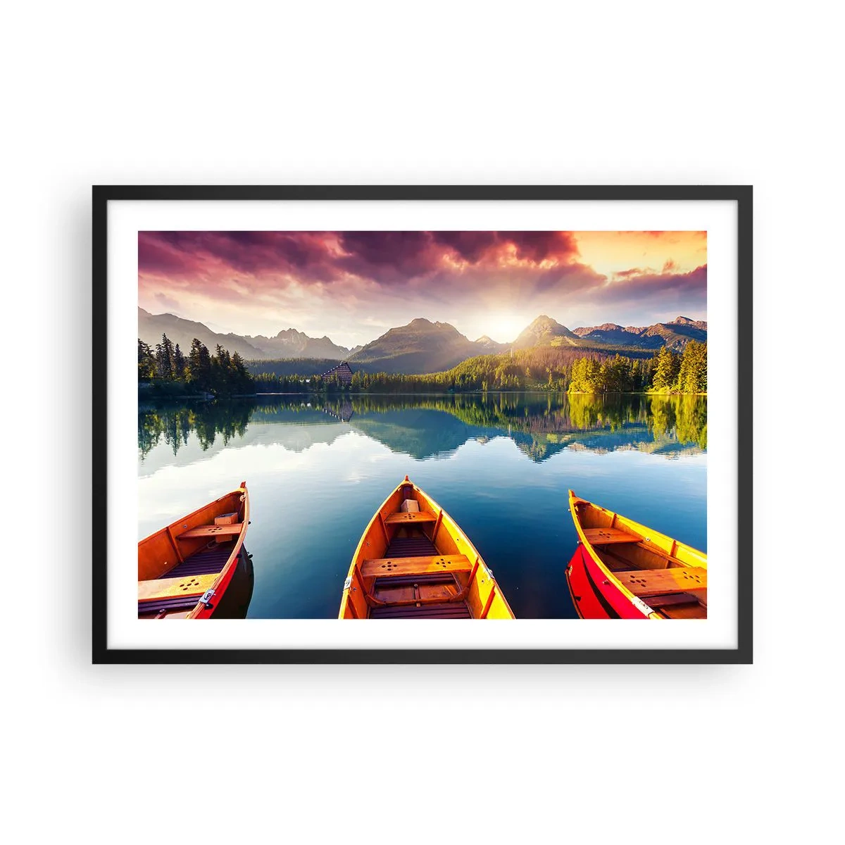 Plakat w czarnej ramie - Trzy drewniane łodzie na tle górskiego jeziora o zachodzie słońca - 70x50cm - Nic przeciw naturze - Nowoczesna dekoracja ścienna do salonu i sypialni ARTTOR