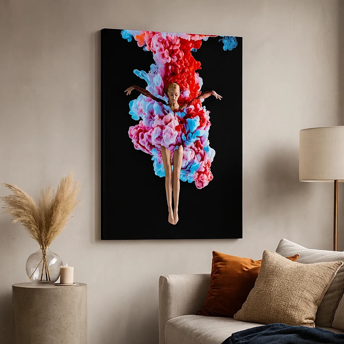 Obraz na płótnie - Tancerka otoczona kolorowymi chmurami dymu na czarnym tle - 50x70cm - W pełnym rozkwicie - Nowoczesna dekoracja ścienna do salonu, kuchni i sypialni ARTTOR