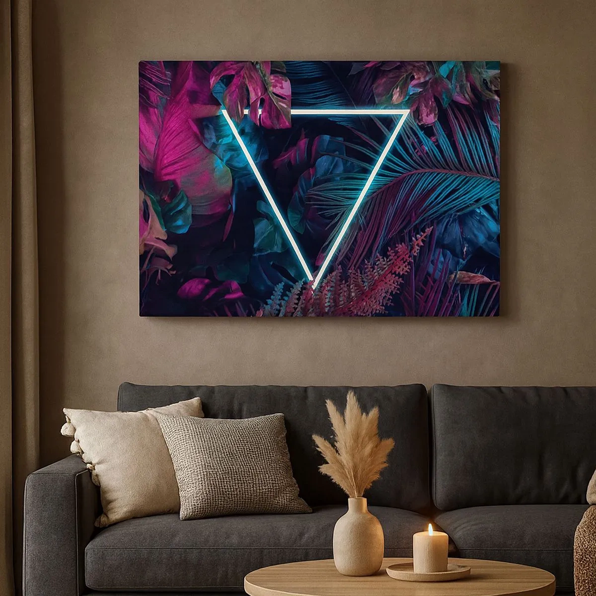 Obraz na płótnie - Neonowy trójkąt w otoczeniu tropikalnych liści w ciemnych barwach - 70x50cm - Ogród w stylu disco - Nowoczesna dekoracja ścienna do salonu i sypialni ARTTOR