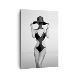 Obraz na płótnie - Stylowa kobieta w czarnym stroju kąpielowym i kapeluszu - 50x70cm - Na imię mi: Elegancja - Nowoczesna dekoracja ścienna do salonu, kuchni i sypialni ARTTOR