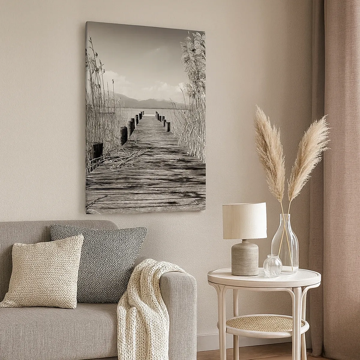 Obraz na płótnie - Drewniany pomost prowadzący w głąb jeziora otoczony trzcinami - 50x70cm - W zaciszu traw - Nowoczesna dekoracja ścienna do salonu, kuchni i sypialni ARTTOR