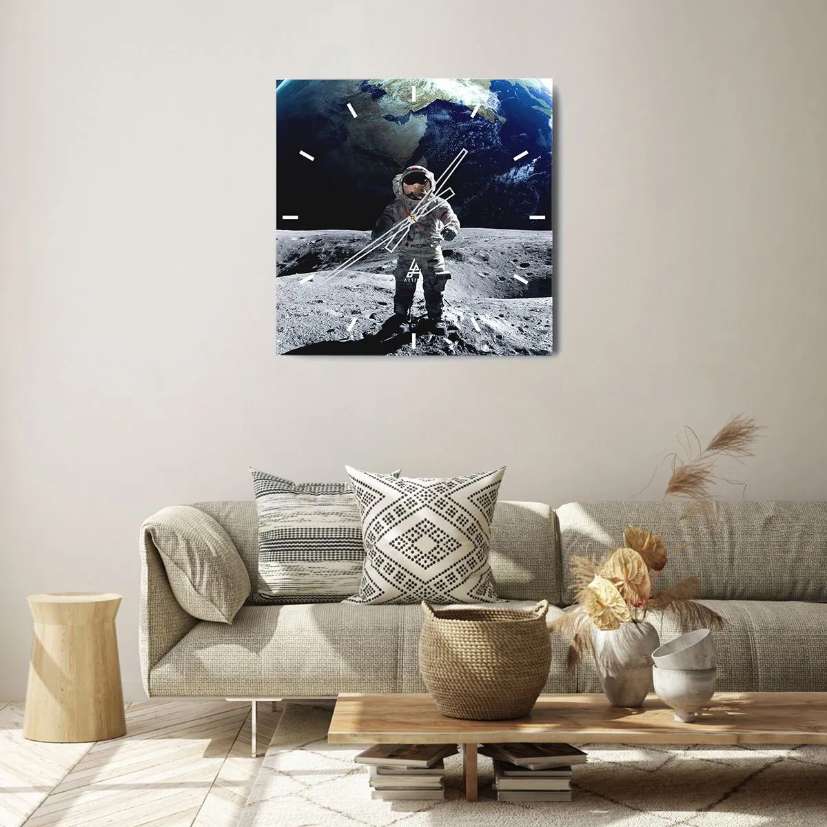 Zegar ścienny - Astronauta na powierzchni Księżyca z Ziemią w tle - 30x30cm - Pozdrowienia z Księżyca - Nowoczesna dekoracja ścienna do salonu i sypialni ARTTOR