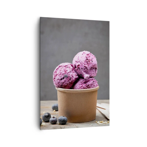 Obraz na płótnie - Trzy gałki jagodowych lodów w papierowym kubeczku - 70x100cm - Słodycz i chłód - Nowoczesna dekoracja ścienna do salonu i sypialni ARTTOR