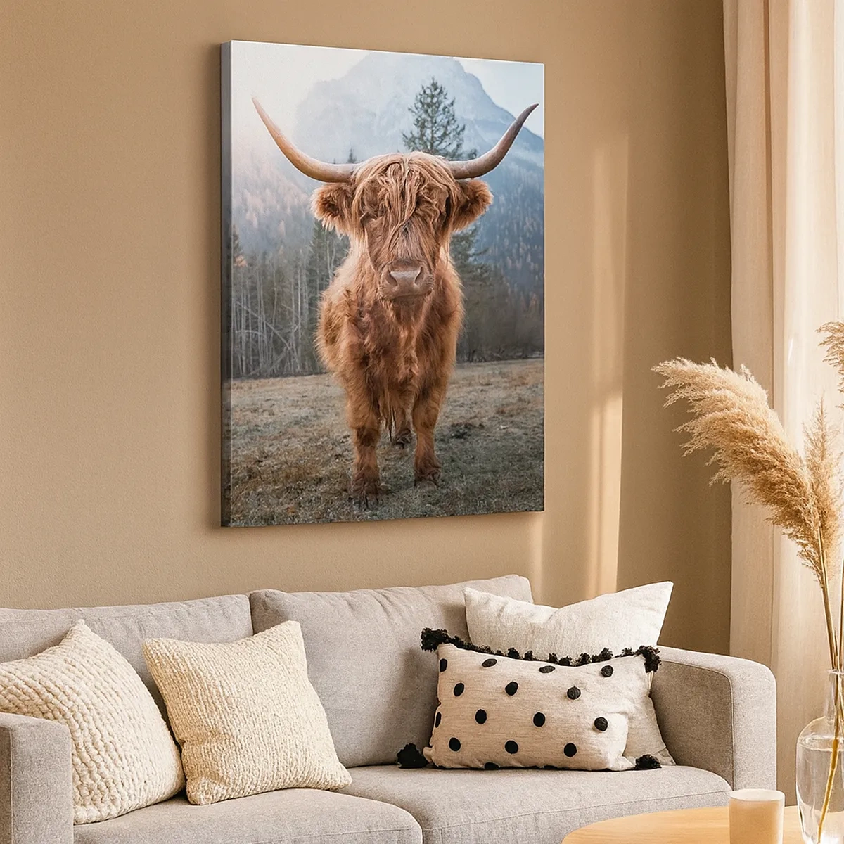 Obraz na płótnie - Włochata krowa szkocka Highland stojąca na łące z górskim tłem - 50x70cm - Pozdrowienia z górskiej łąki - Nowoczesna dekoracja ścienna do salonu, kuchni i sypialni ARTTOR