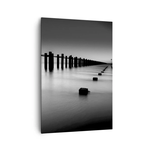 Obraz na płótnie - Drewniane pale i betonowe bloki zanurzone w wodzie w czarno-białej tonacji - 70x100cm - Szara dal we mgle - Nowoczesna dekoracja ścienna do salonu i sypialni ARTTOR