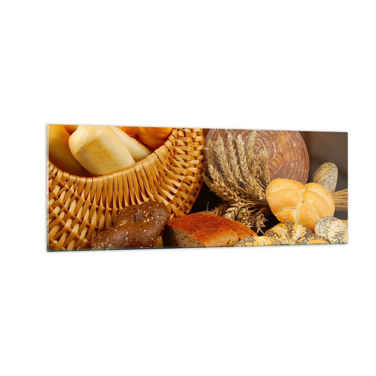 Obraz na szkle - Różnorodne pieczywo w wiklinowym koszu na tle złotym - 140x50cm - Znowu się nam upiekło - Nowoczesna dekoracja ścienna do salonu i sypialni ARTTOR