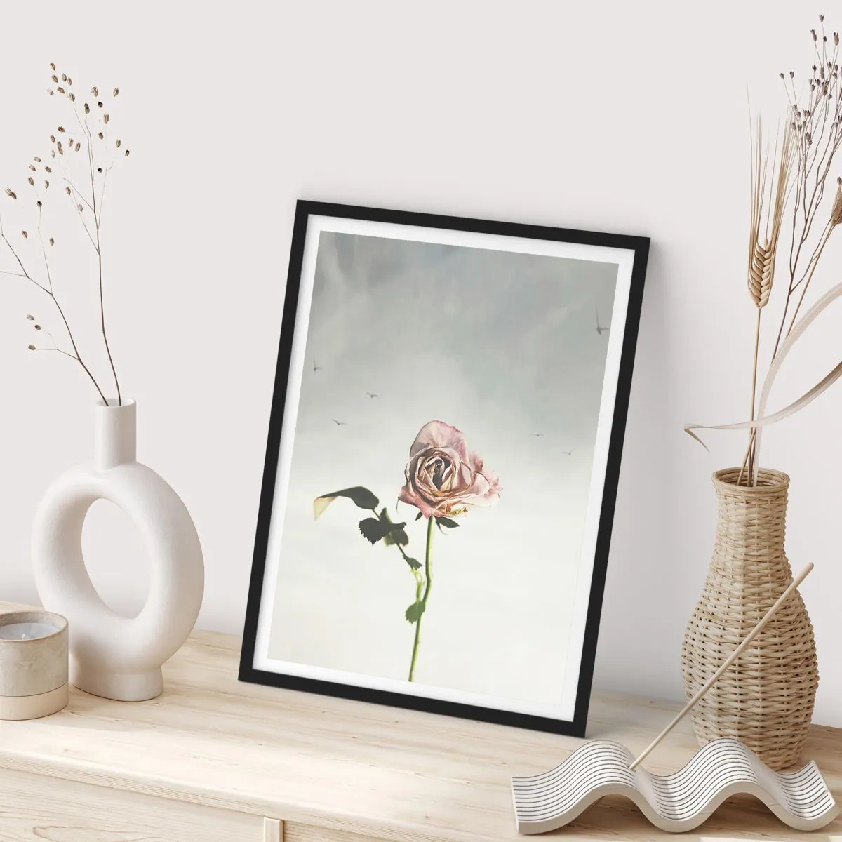 Plakat w czarnej ramie - Subtelna róża na tle delikatnego nieba - 50x70cm - Powitanie wiosny - Nowoczesna dekoracja ścienna do salonu i sypialni ARTTOR