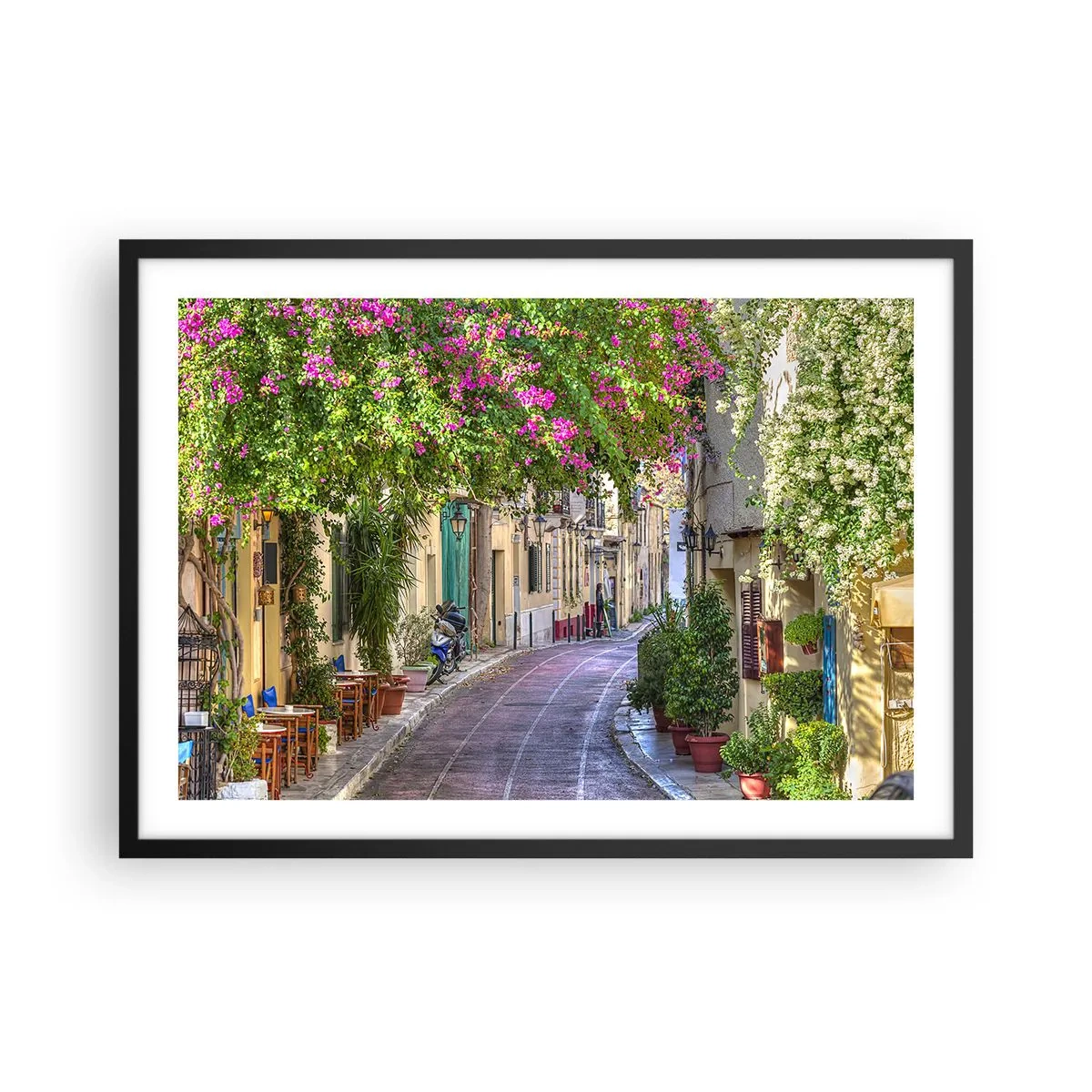 Plakat w czarnej ramie - Urokliwa uliczka z kwitnącymi pnączami i kawiarnianymi stolikami - 70x50cm - Kwitnący zaułek - Nowoczesna dekoracja ścienna do salonu i sypialni ARTTOR