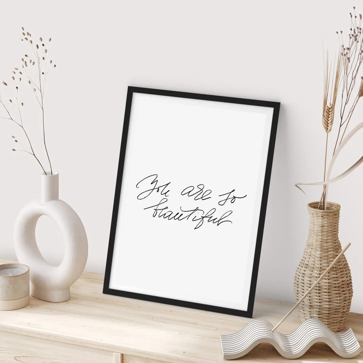 Plakat w czarnej ramie - Czarny napis 'You are so beautiful' na białym tle - 50x70cm - Naprawdę, uwierz… - Nowoczesna dekoracja ścienna do salonu i sypialni ARTTOR