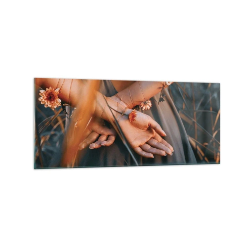 Obraz na szkle - Zmysłowe dłonie z kwiatami w naturalnym otoczeniu - 120x50cm - Związana z naturą - Nowoczesna dekoracja ścienna do salonu i sypialni ARTTOR