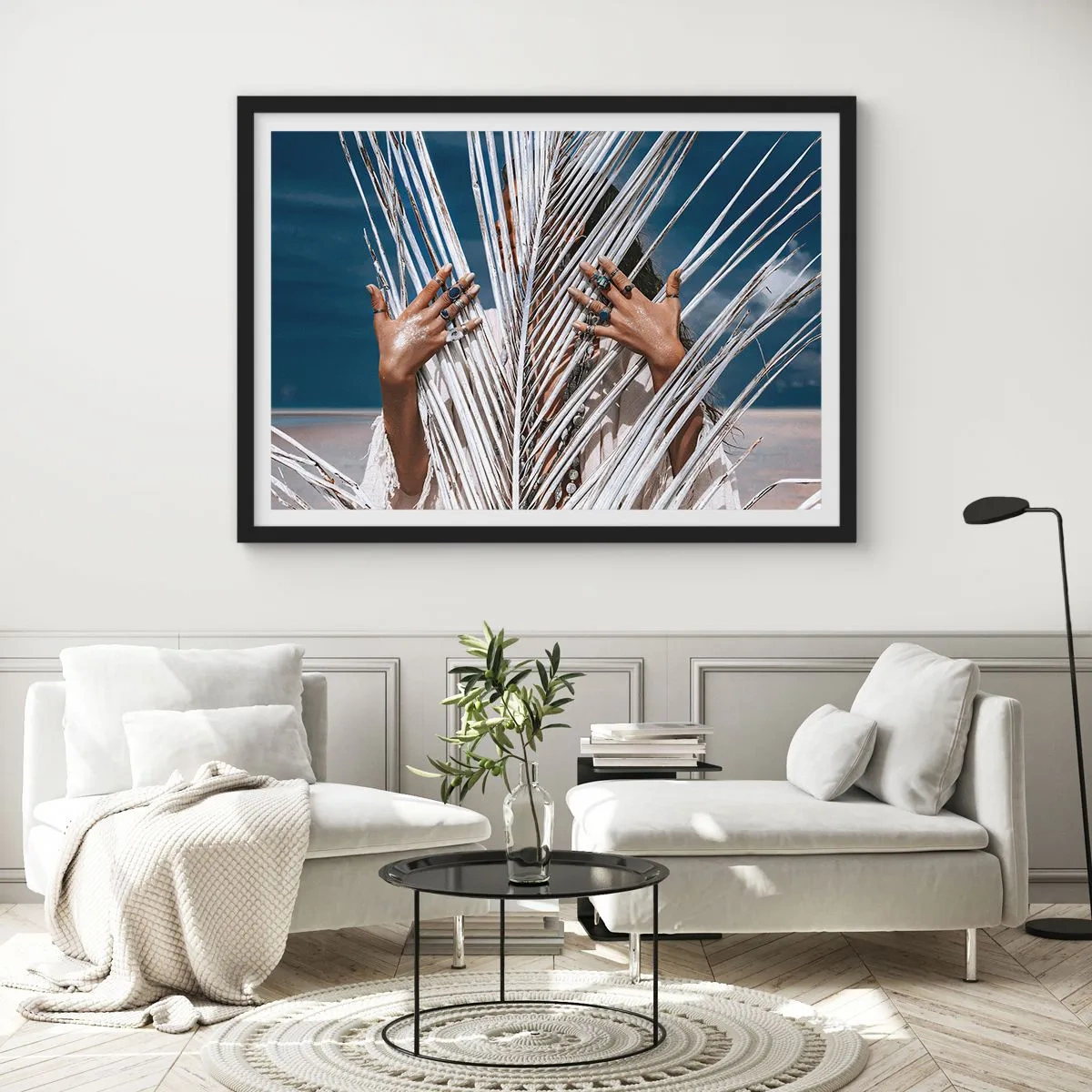 Plakat w czarnej ramie - Kobieta ukryta za palmowymi liśćmi z pierścieniami na dłoniach - 70x50cm - Dziewczyna szamana? - Nowoczesna dekoracja ścienna do salonu i sypialni ARTTOR