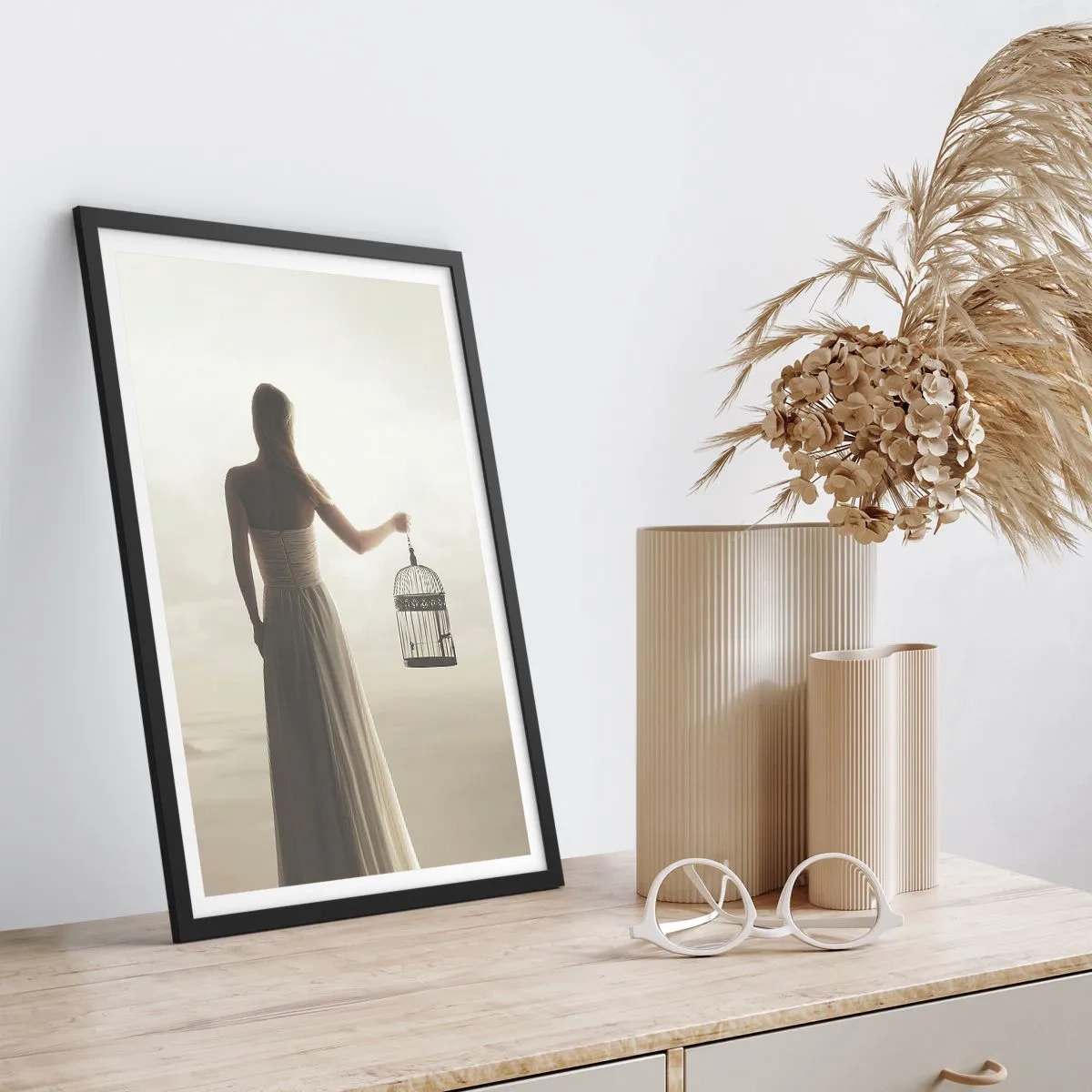 Plakat w czarnej ramie - Kobieta z klatką na tle zamglonego krajobrazu - 50x70cm - Bądź wolna - Nowoczesna dekoracja ścienna do salonu i sypialni ARTTOR
