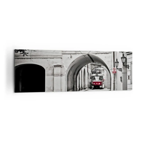 Obraz na płótnie - Czarno-biały tramwaj w zabytkowej uliczce miasta - 160x50cm - Przez miejski labirynt - Nowoczesna dekoracja ścienna do salonu i sypialni ARTTOR
