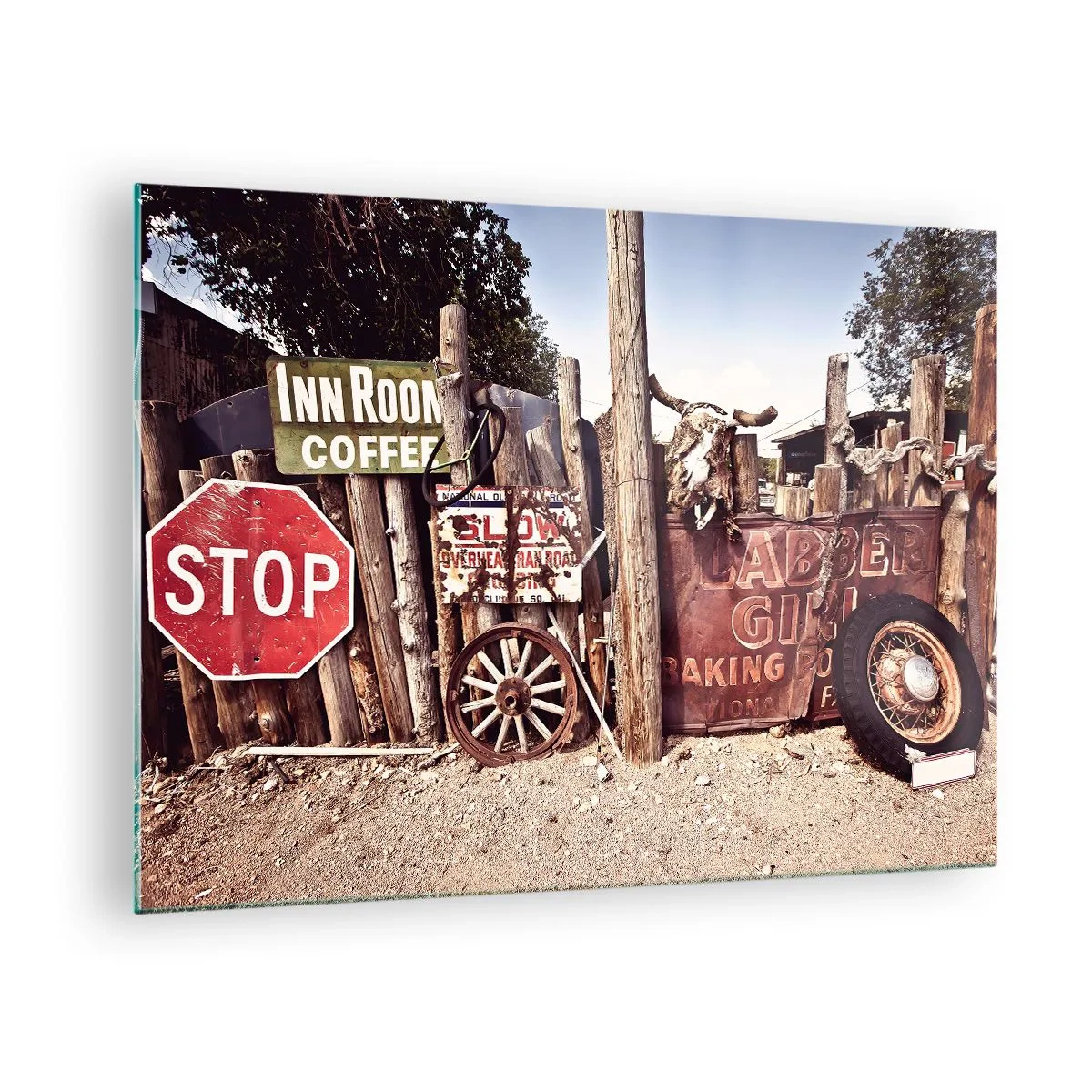 Obraz na szkle - Drewniany płot z vintage tabliczkami i kołami - 70x50cm - A czas się zatrzymał - Nowoczesna dekoracja ścienna do salonu i sypialni ARTTOR