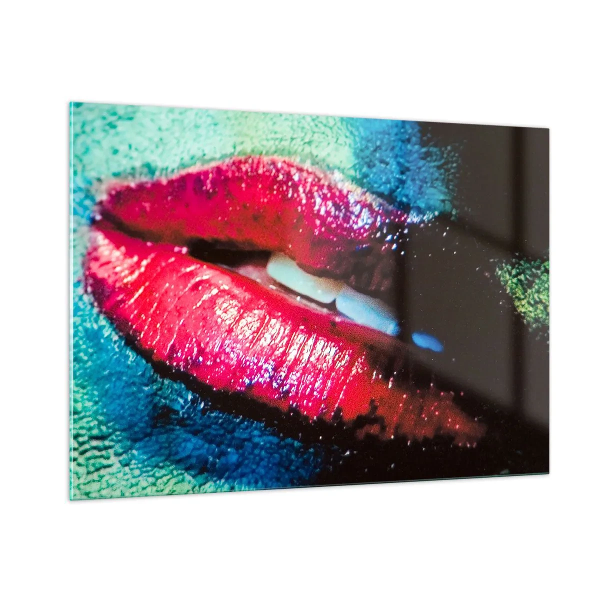 Obraz na szkle - Czerwone usta na tle intensywnych kolorów - 100x70cm - Zmysłowe i niepokojące - Nowoczesna dekoracja ścienna do salonu, kuchni i sypialni ARTTOR