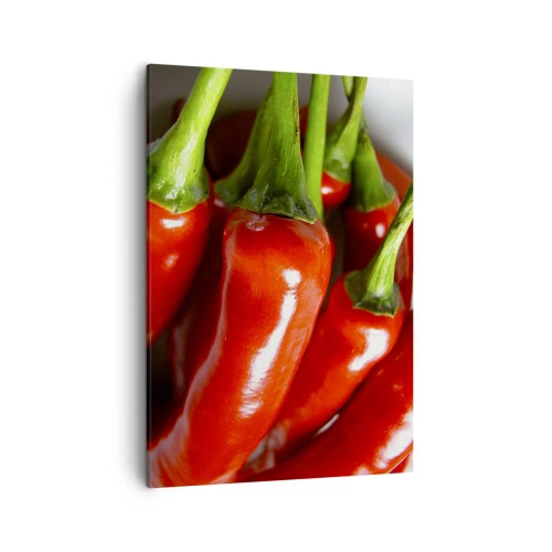 Obraz na płótnie - Świeże czerwone papryczki chili z zielonymi ogonkami - 50x70cm - Soczyste, błyszczące, gładkie - Nowoczesna dekoracja ścienna do salonu, kuchni i sypialni ARTTOR