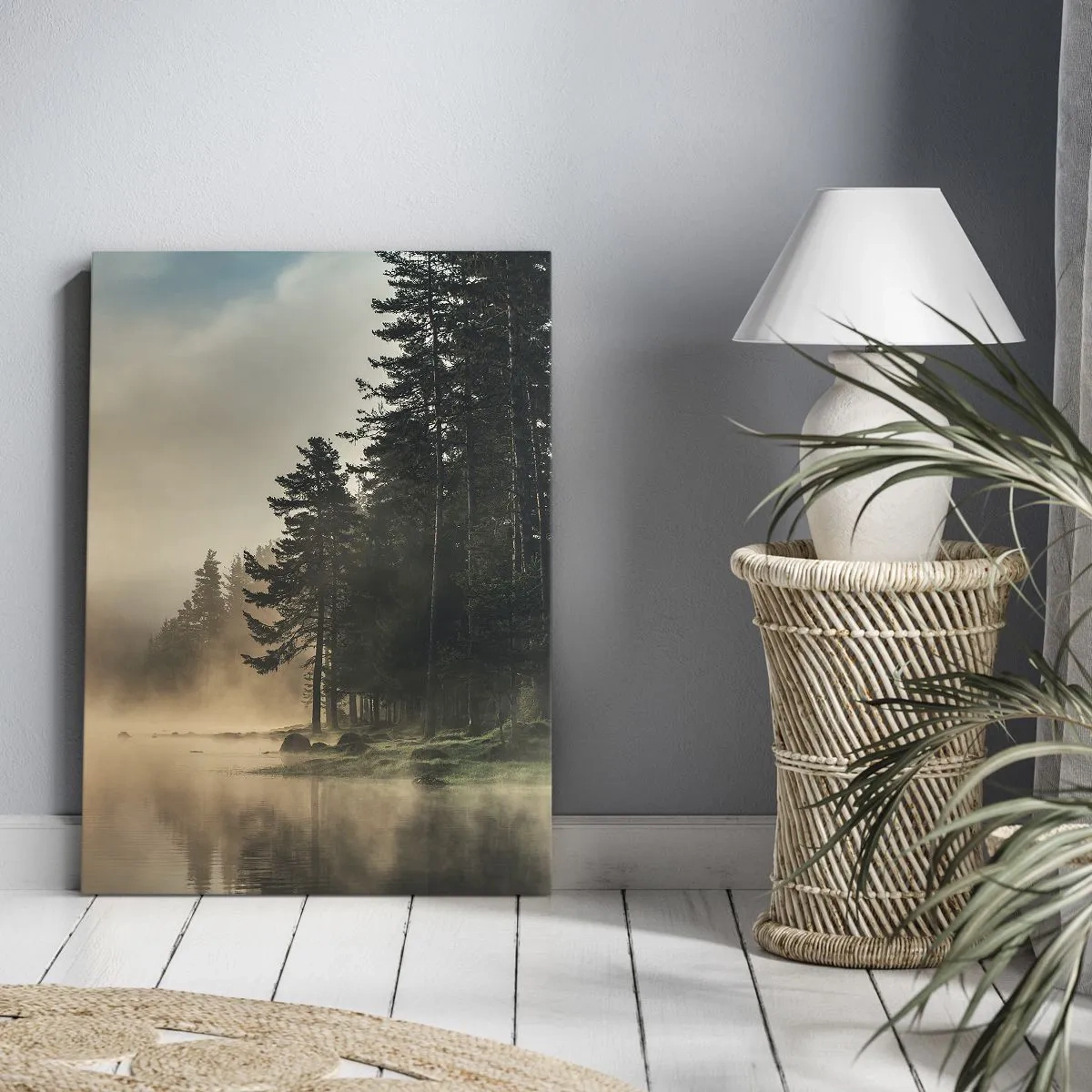 Obraz na płótnie - Mglisty las nad spokojnym jeziorem o świcie - 50x70cm - Narodziny dnia - Nowoczesna dekoracja ścienna do salonu, kuchni i sypialni ARTTOR