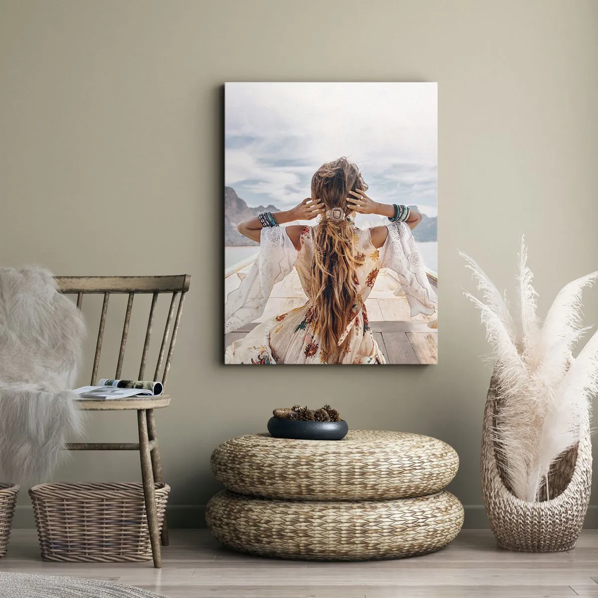 Obraz na płótnie - Kobieta na łodzi z widokiem na góry i wodę, w stylu boho - 80x120cm - W drodze ku szczęściu - Nowoczesna dekoracja ścienna do salonu i sypialni ARTTOR