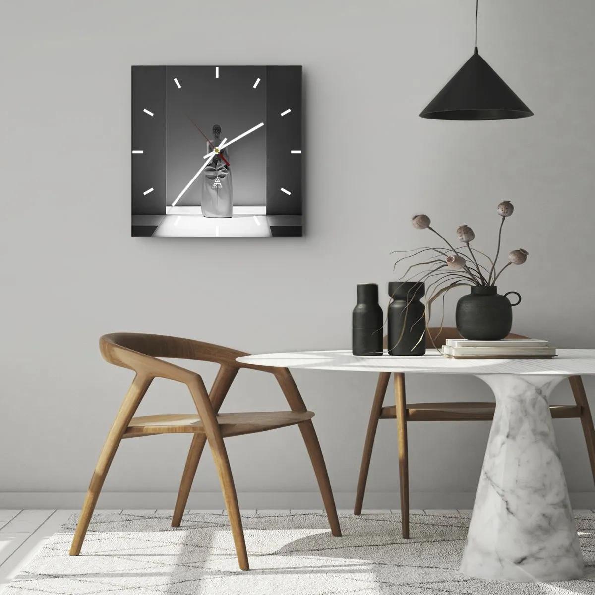 Zegar ścienny - Czarno-biały obraz z minimalistyczną sceną kobiety w geometrycznej przestrzeni - 30x30cm - Wyrafinowana prostota - Nowoczesna dekoracja ścienna do salonu i sypialni ARTTOR