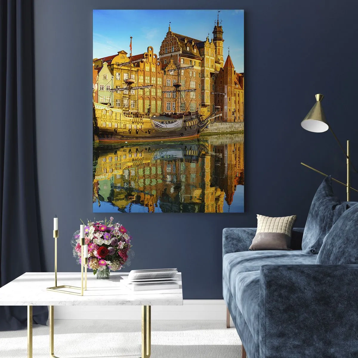 Obraz na szkle - Malowniczy widok na stare miasto z żaglowcem i wodą - 80x120cm - Lustrzane odbicie przeszłości - Nowoczesna dekoracja ścienna do salonu i sypialni ARTTOR
