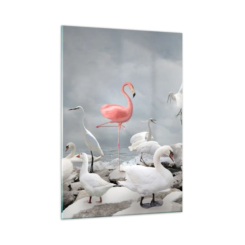 Obraz na szkle - Różowy flaming wśród białych łabędzi i czapli na tle wody - 50x70cm - Skąd się tu wziąłem? - Nowoczesna dekoracja ścienna do salonu, kuchni i sypialni ARTTOR