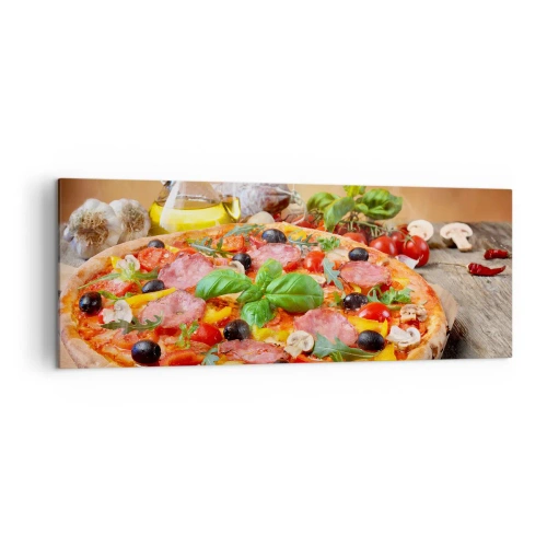Obraz na płótnie - Apetyczna pizza na drewnianym stole z dodatkami - 140x50cm - Z prawdziwie włoskim smakiem - Nowoczesna dekoracja ścienna do salonu i sypialni ARTTOR