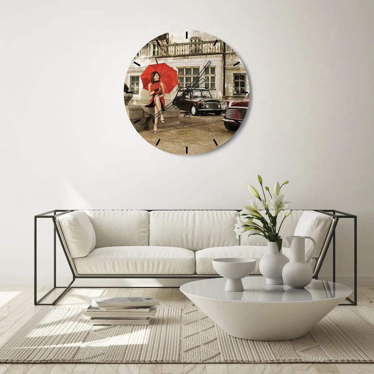 Zegar ścienny - Kobieta z czerwonym parasolem na tle retro samochodów - 30x30cm - Minipodróż sentymentalna - Nowoczesna dekoracja ścienna do salonu, kuchni i sypialni ARTTOR
