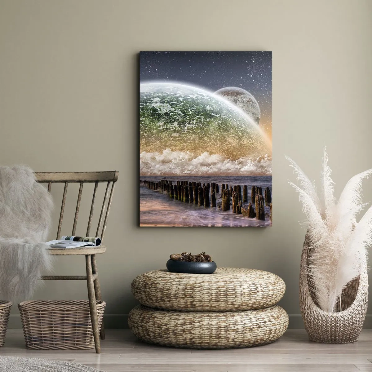 Obraz na płótnie - Kosmiczny krajobraz z planetami i brzegiem morza - 50x70cm - I świat wyłonił się z wody - Nowoczesna dekoracja ścienna do salonu, kuchni i sypialni ARTTOR