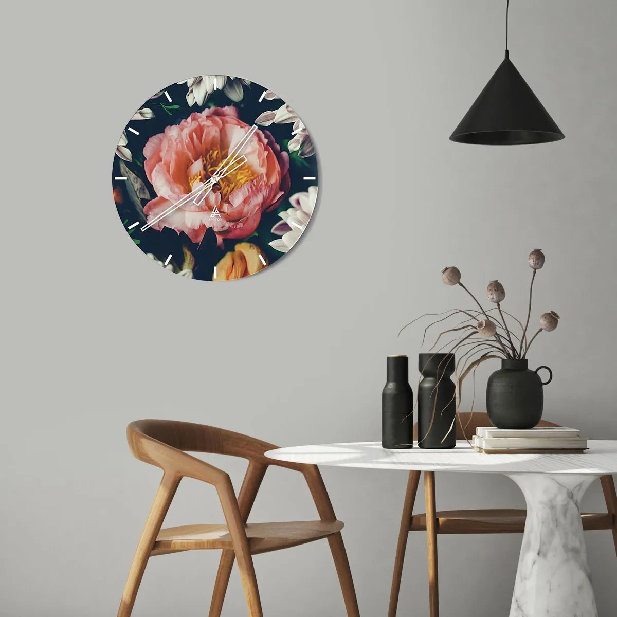 Zegar ścienny - Zbliżenie na różowy kwiat piwonii otoczony innymi kwiatami - 30x30cm - Z barokowym przepychem - Nowoczesna dekoracja ścienna do salonu, kuchni i sypialni ARTTOR
