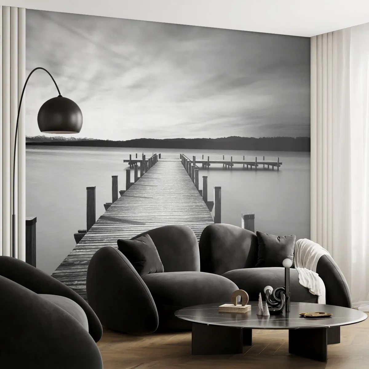 Fototapeta Premium Sand - Drewniane molo prowadzące w głąb spokojnego jeziora - 100x70cm - U wodopoju – spokoju - Nowoczesna dekoracja ścienna do salonu, kuchni i sypialni ARTTOR