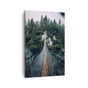 Obraz na płótnie - Wiszący most prowadzący przez gęsty las wśród mglistych gór - 80x120cm - Tylko dla orłów - Nowoczesna dekoracja ścienna do salonu i sypialni ARTTOR
