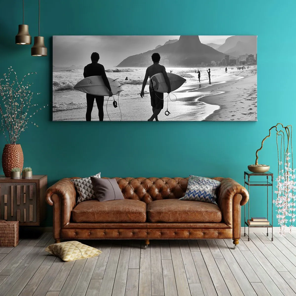 Obraz na płótnie - Dwóch surferów idących po plaży z deskami w czarno-białej tonacji - 160x50cm - Samba na jedną falę - Nowoczesna dekoracja ścienna do salonu i sypialni ARTTOR