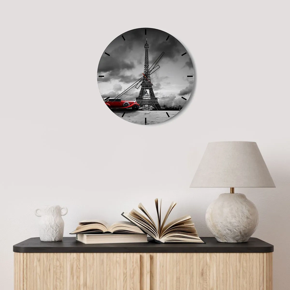 Zegar ścienny - Wieża Eiffla z czerwonym autem retro - 30x30cm - Nie tak dawno w Paryżu - Nowoczesna dekoracja ścienna do salonu, kuchni i sypialni ARTTOR