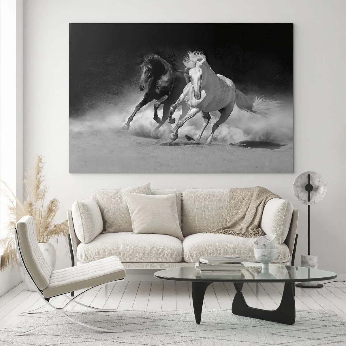 Obraz na szkle - Biegnące konie w czarno-białej tonacji - 70x50cm - Galop wolności - Nowoczesna dekoracja ścienna do salonu i sypialni ARTTOR