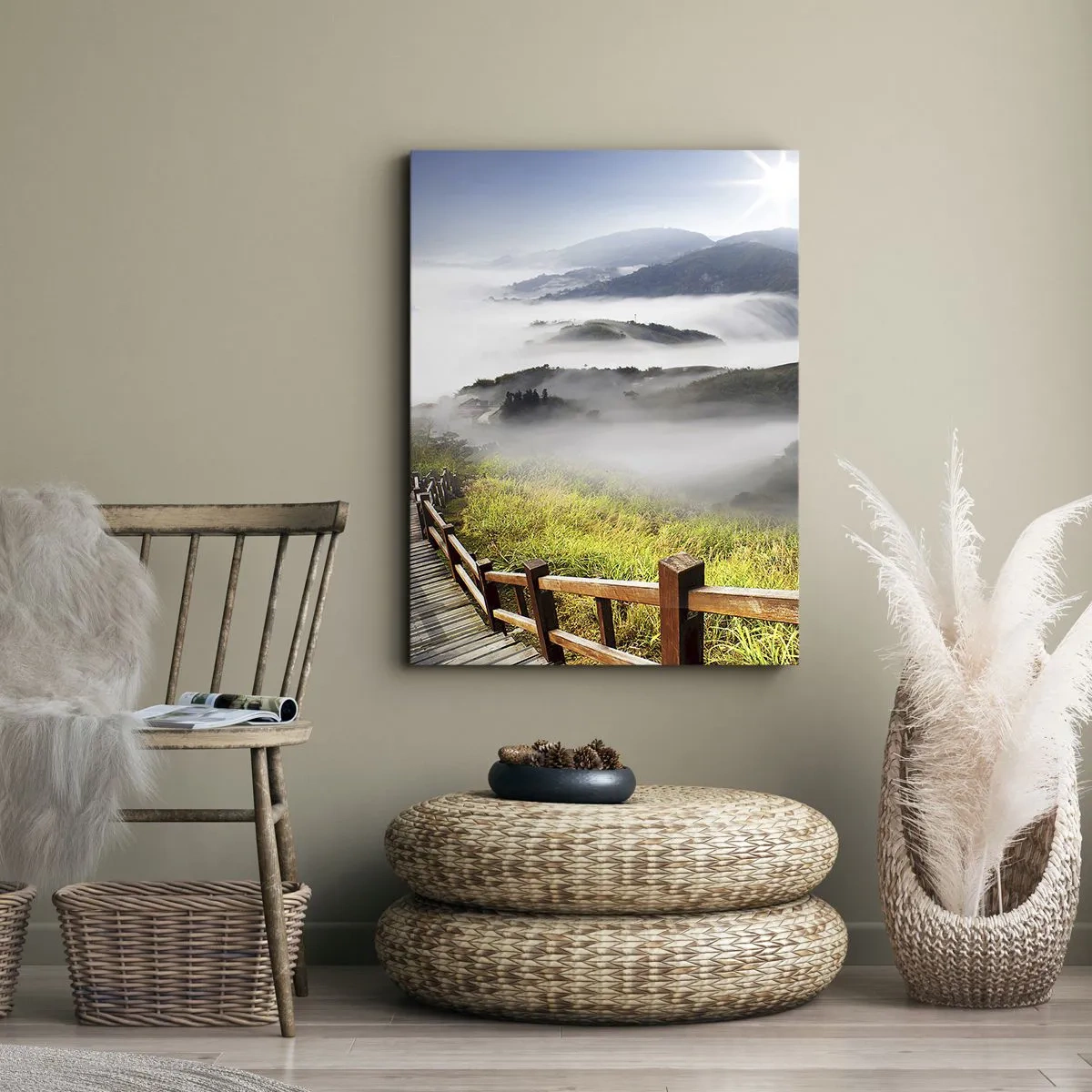 Obraz na płótnie - Drewniana ścieżka wśród mglistych gór o poranku - 80x120cm - Utkane z blasku i mgły - Nowoczesna dekoracja ścienna do salonu i sypialni ARTTOR