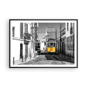 Plakat w czarnej ramie - Żółty tramwaj na ulicach Lizbony w monochromatycznej scenerii - 100x70cm - Duch Lizbony - Nowoczesna dekoracja ścienna do salonu i sypialni ARTTOR