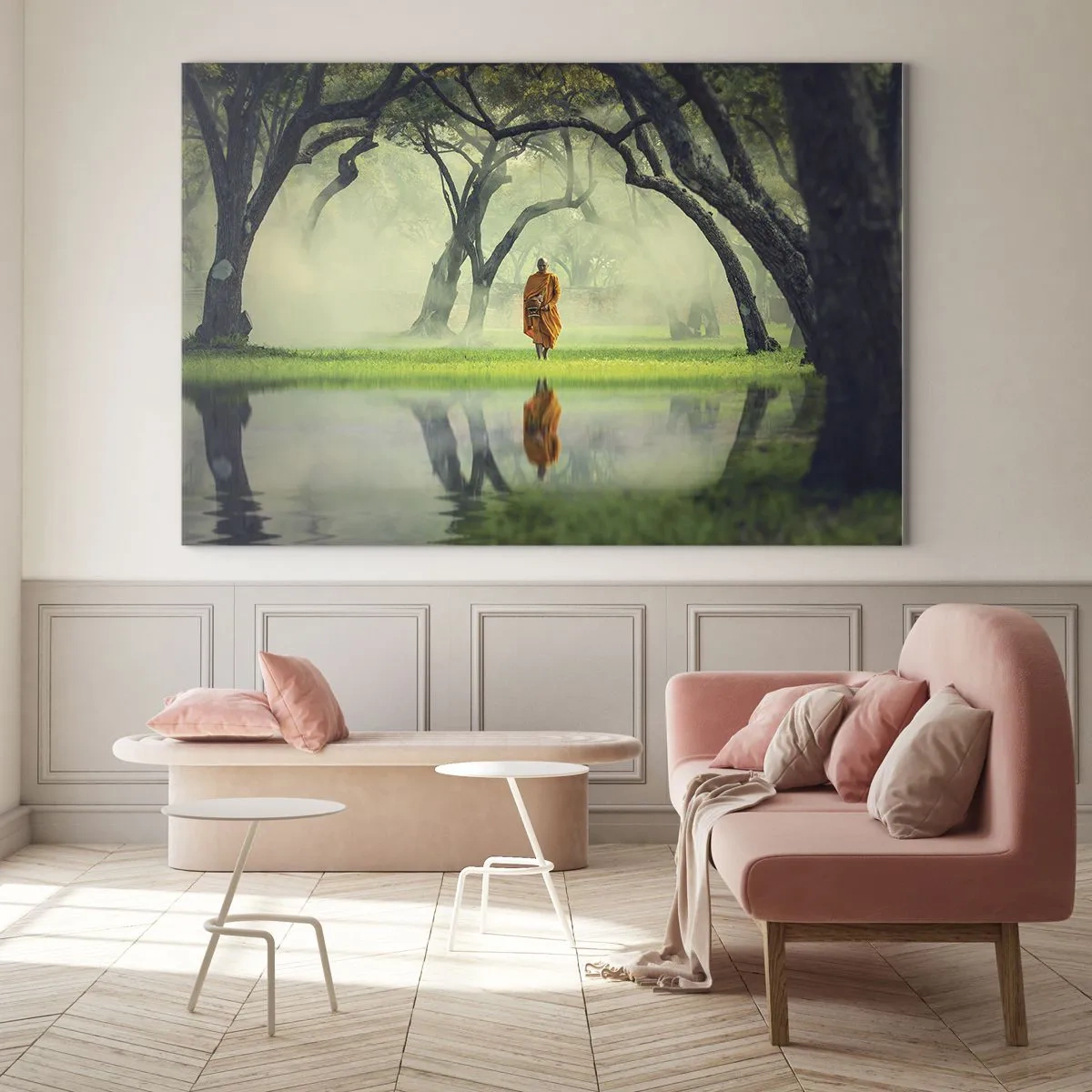 Obraz na szkle - Mnich w pomarańczowej szacie spacerujący wśród drzew nad wodą - 120x80cm - W drodze do oświecenia - Nowoczesna dekoracja ścienna do salonu, kuchni i sypialni ARTTOR