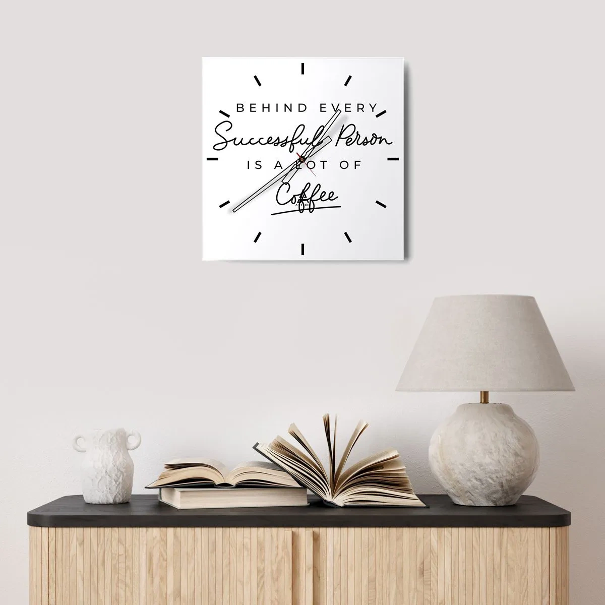 Zegar ścienny - Minimalistyczny cytat o sukcesie i kawie na białym tle - 30x30cm - Tajemnica sukcesu - Nowoczesna dekoracja ścienna do salonu i sypialni ARTTOR