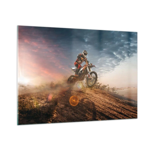 Obraz na szkle - Motocyklista na pustyni w dynamicznej scenerii - 100x70cm - Po zwycięstwo - Nowoczesna dekoracja ścienna do salonu, kuchni i sypialni ARTTOR