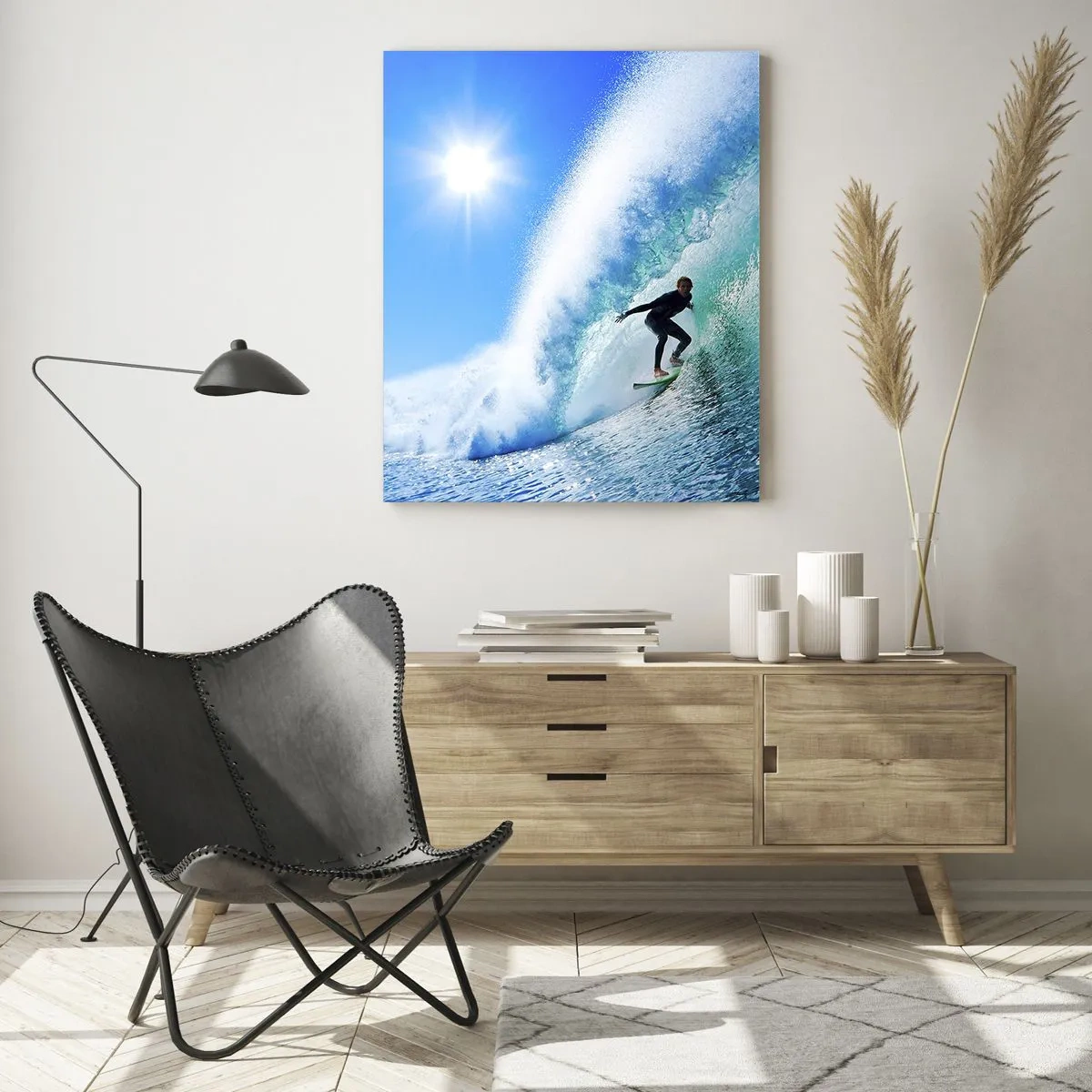 Obraz na szkle - Surfer na desce pływający wewnątrz potężnej fali pod błękitnym niebem - 80x120cm - Przez wielki błękit - Nowoczesna dekoracja ścienna do salonu i sypialni ARTTOR